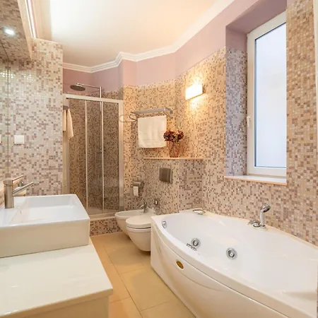 Lucy Retreat - Center - Near Diocletian's Palace With Jacuzzi 公寓 *